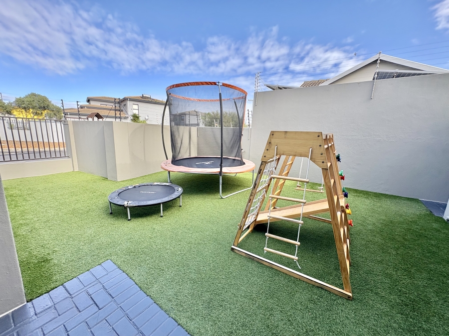 5 Bedroom Property for Sale in Parklands North Western Cape